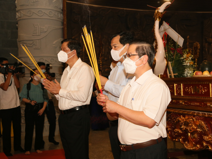 Lãnh đạo Thành ủy, UBND TP và các sở ban ngành thắp hương tại Đền thờ các vua Hùng (quận Bình Thủy).