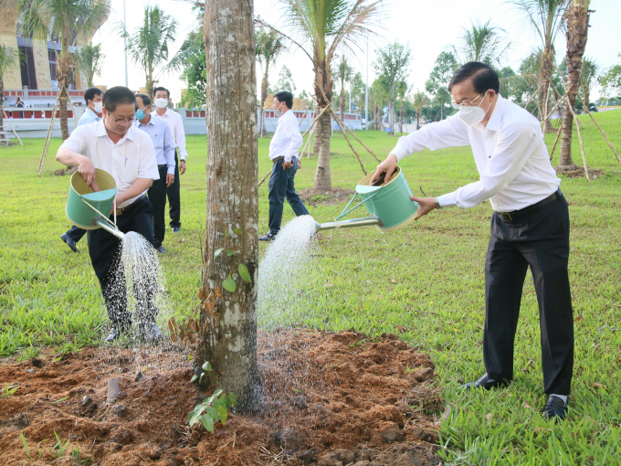 Ông Trần Việt Trường – Phó Bí thư Thành ủy, Chủ tịch UBND TP. Cần Thơ tưới nước cho cây vừa được trồng.