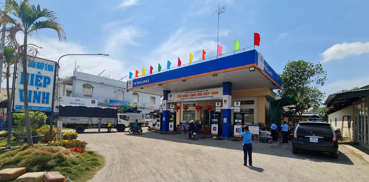 Đoàn QLTT kiểm tra thực tế cửa hàng bán lẻ xăng dầu tại thị trấn Chợ Vàm, huyện Phú Tân, tỉnh An Giang