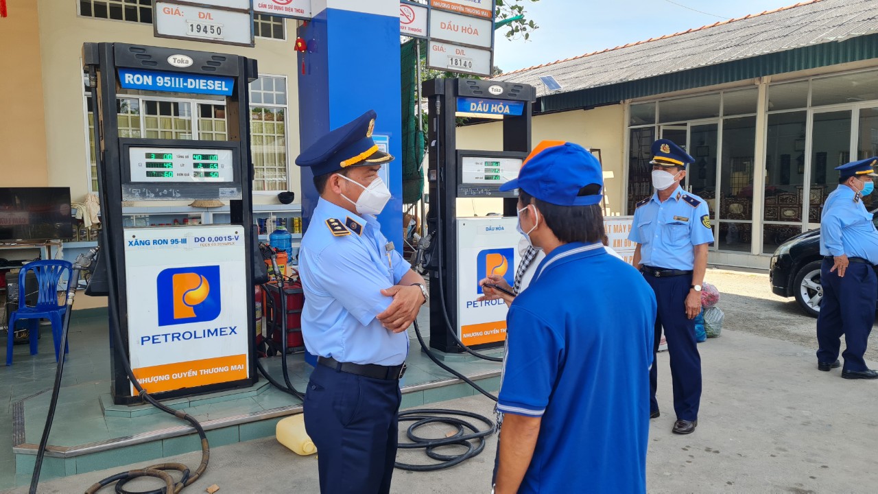 Đoàn kiểm tra của Cục QLTT nhắc nhở và động viên chủ doanh nghiệp bán lẻ xăng dầu trên địa bàn huyện Phú Tân
