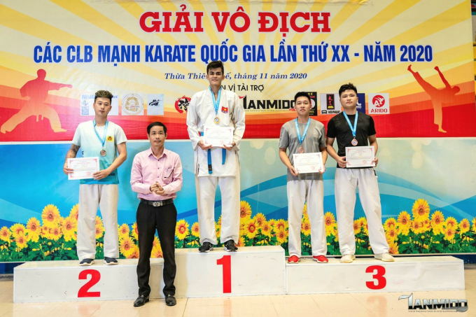VĐV Đỗ Thanh Nhân giành huy chương vàng tại Giải vô địch các câu lạc bộ mạnh Karate quốc gia năm 2020. Ảnh : NVCC.