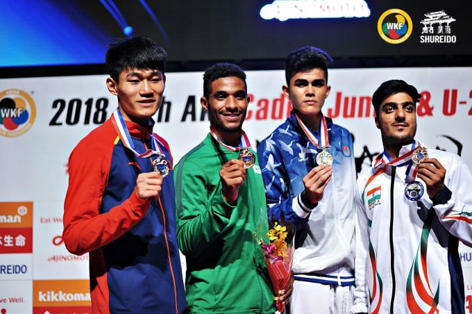 VĐV Đỗ Thanh Nhân giành huy chương đồng tại Giải vô địch Karate trẻ Châu Á năm 2018. Ảnh : NVCC