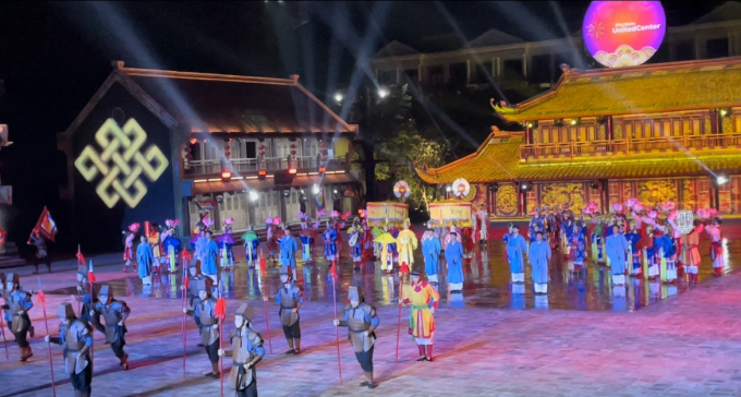 Show trình diễn Tinh hoa Việt Nam được trình diễn tại khu tổ hợp vui chơi - giải trí Grand World Phú Quốc (thuộc Phú Quốc United Center) tại Bãi Dài, Gành Dầu, Phú Quốc, tỉnh Kiên Giang.