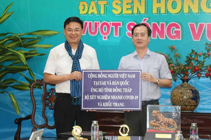 Dịp này, Thứ trưởng Bộ Ngoại giao (bên trái) cũng trao Bộ xét nghiệm nhanh Covid-19 và khẩu trang do cộng đồng người Việt Nam tại UAE và Hàn Quốc ủng hộ cho tỉnh Đồng Tháp. Ảnh dongthapgov.