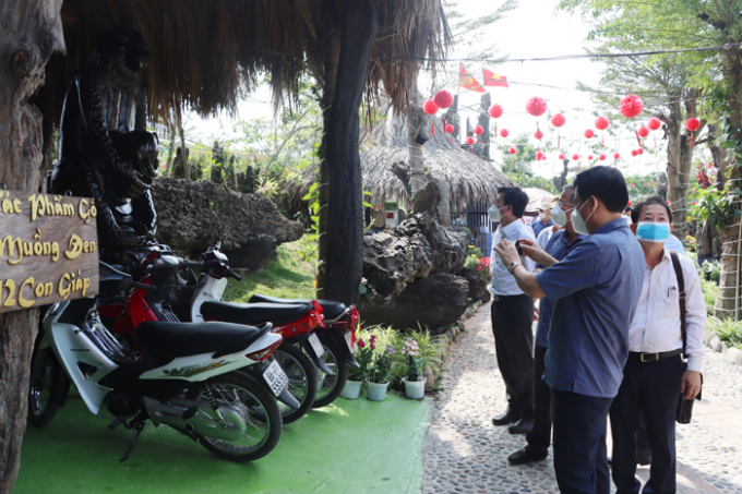 Chủ tịch Ủy ban nhân dân tỉnh Phạm Thiện Nghĩa tham quan Khu du lịch sinh thái Mỹ Luông. Ảnh dongthapgov.