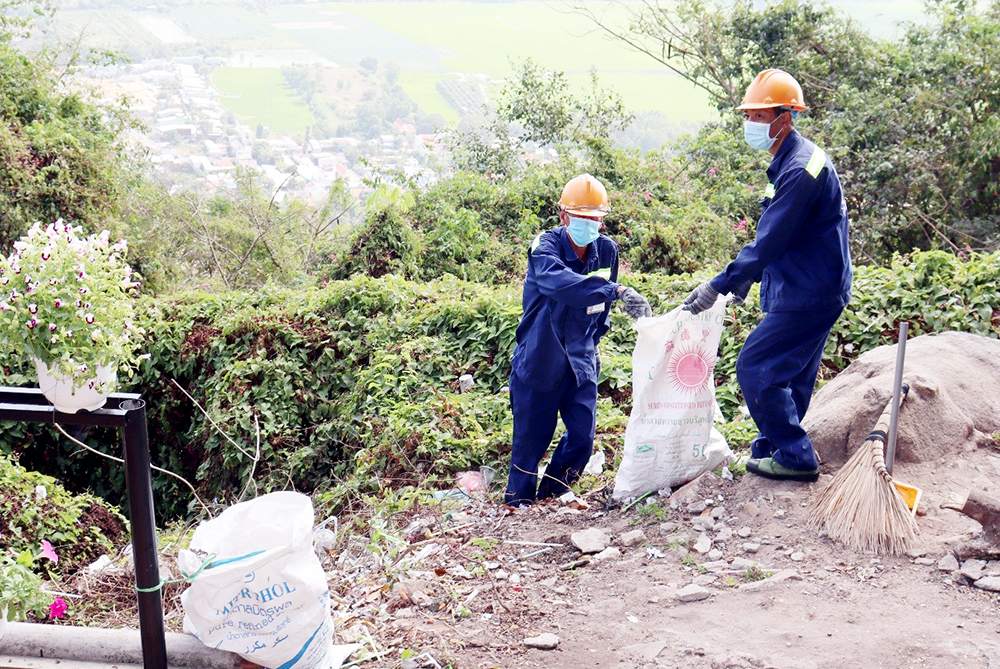 Nhóm công nhân môi trường phải thức dậy từ rất sớm để lên núi Sam quét rác tại khu vực vườn Tao Ngộ