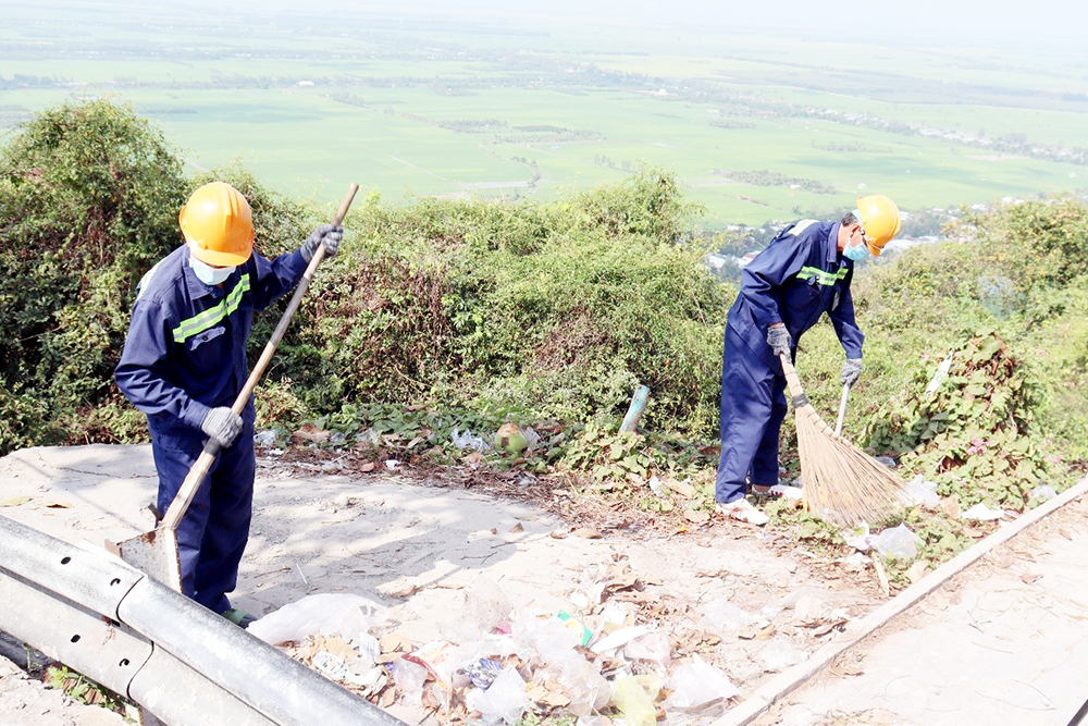 Công nhân quét dọn rác sạch trước khi đưa vào thùng chứa đưa xuống núi