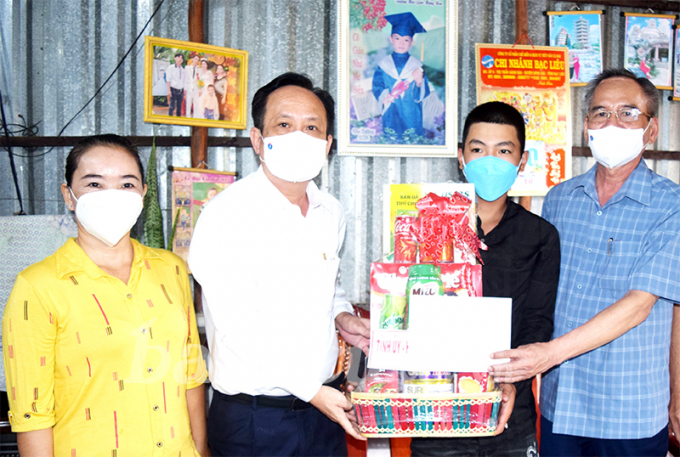 Ông Lữ Văn Hùng, Bí thư Tỉnh ủy (bìa phải) và ông Phạm Văn Thiều, Chủ tịch UBND tỉnh tặng quà cho gia đình có con em đi nhập ngũ. Ảnh: baclieugov.