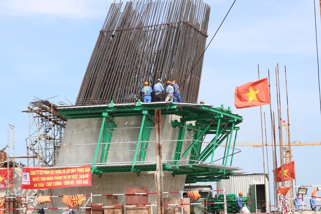 Các công nhân, kỹ sư khẩn trương lao động tại dự án cầu Mỹ Thuận 2.