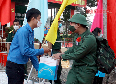 Trao quà động viên thanh niên vững lòng lên đường nhập ngũ. Ảnh: Gia Nguyễn.