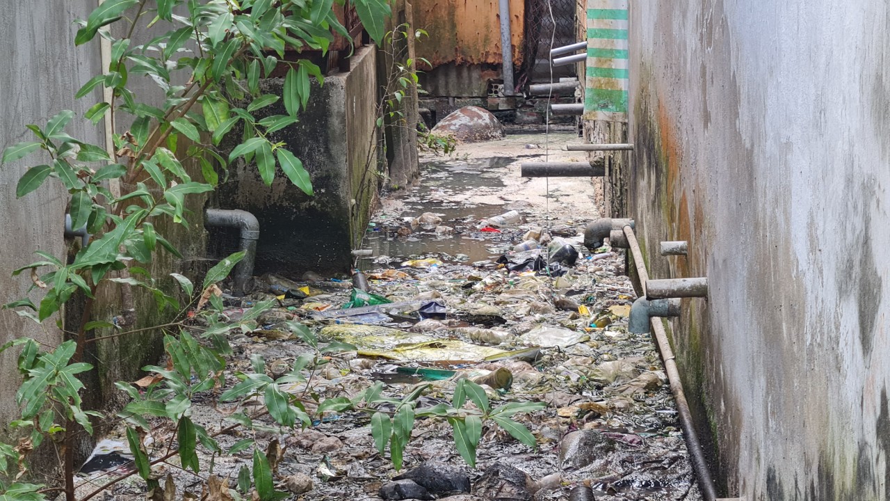 Ghi nhận thực tế của PV nước và rác thải sinh hoạt tràn lan trên lối thoát hiểm của KDC Thị trấn Thạnh An, huyện Vĩnh Thạnh.