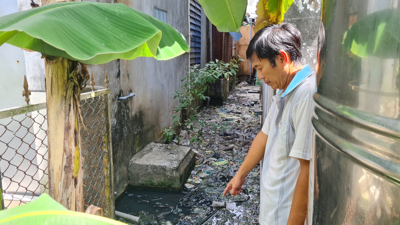Người dân KDC TT Thạnh An sống trong ô nhiễm, trông chờ vào các nghành các cấp vào cuộc xử lý tình trạng ô nhiễm từ nước thải trong KDC.
