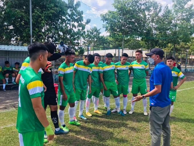 HLV Nguyễn Chí Thiện và các cầu thủ U19 Cần Thơ. Ảnh BĐTCT