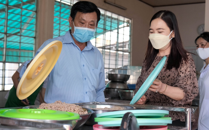 Ông Nguyễn Hữu Nhân - Trưởng Phòng Chính trị tư tưởng Sở GD&ĐT TP. Cần Thơ kiểm tra công tác chuẩn bị bửa ăn cho học sinh.