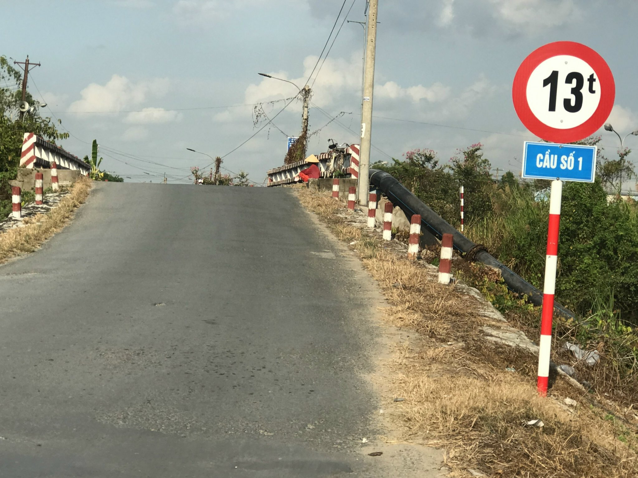 Sau phản ánh của Doanh Nghiệp và người dân trên địa bàn Nông trường thì phòng KT-HT, tham mưu UBND huyện Cờ Đỏ, đã thuê đơn vị thẩm định lại trọng tải cầu số 1 là 18 tấn, ghi nhận thực tế thì chỉ cấm biển trọng tải 13 tấn