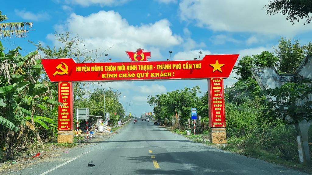 Đoạn gần cầu có lắp camera quan sát nhưng đến nay vẫn không tìm ra được người xả thải bừa bãi trên cầu, vì từ camera đến nơi người dân bỏ rác thải hơi xa, bị khuất tầm nhìn.