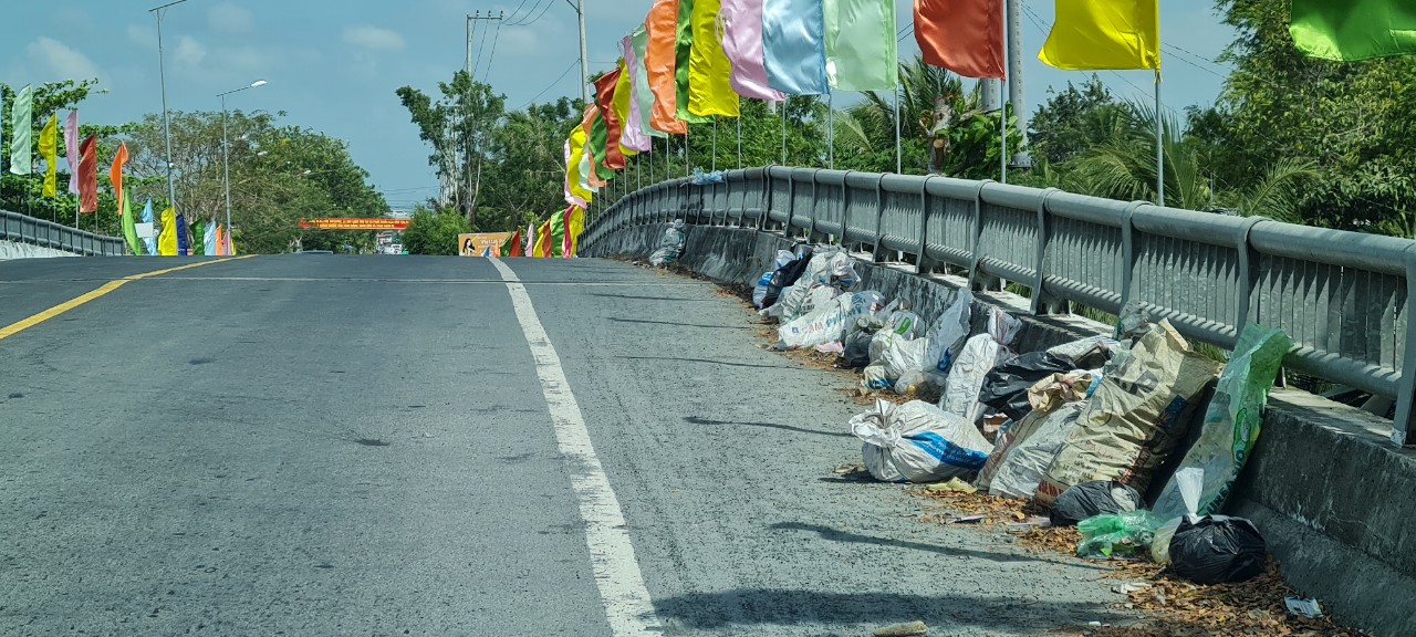 Ghi nhận của phóng viên trên cầu Láng Chim thuộc địa bàn huyện Vĩnh Thạnh, vẫn còn tình trạng vức rác bừa bãi trên cầu làm mất vẽ mỹ quan và ảnh hưởng đến môi trường.
