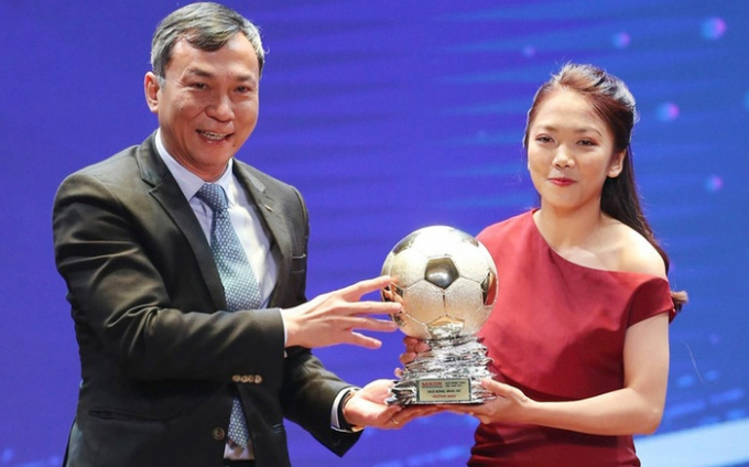 Đây là năm thứ ba liên tiếp, Huỳnh Như được bình chọn là cầu thủ nữ xuất sắc nhất năm. Ảnh VTC News.