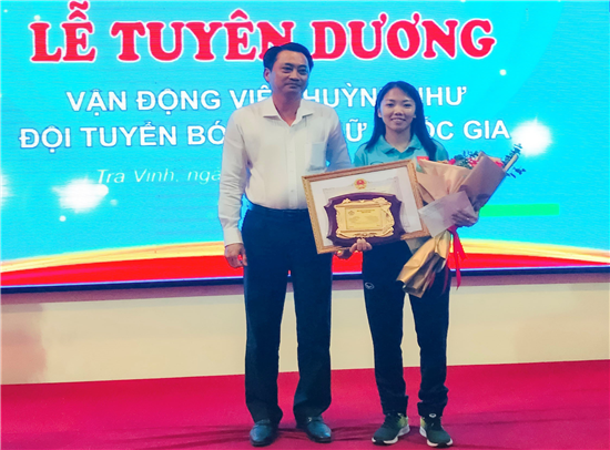 Phó Chủ tịch Nguyễn Quỳnh Thiện tặng bằng khen cho VĐV Huỳnh Như. Ảnh travinhgov.