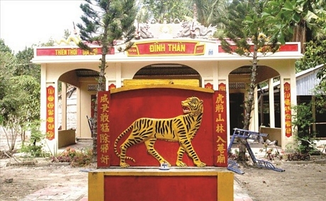 Bức bình phong có hình thờ Thần Cọp ở đình Xà Phiên, huyện Long Mỹ (Hậu Giang).