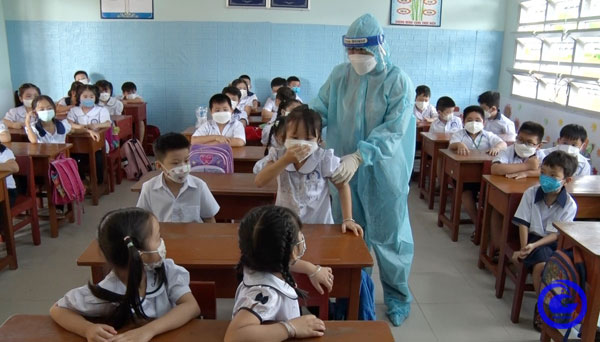 Diễn tập xử lý tình huống lớp học có học sinh nhiễm Covid-19 của Trường Tiểu học Phan Văn Kiêu. Ảnh: tiengianggov.