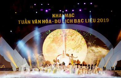 Một tiết mục ca, múa tôn vinh Nghệ thuật Đờn ca tài tử Nam Bộ tại Tuần Văn hóa – Du lịch Bạc Liêu 2019. Ảnh: baclieugov.
