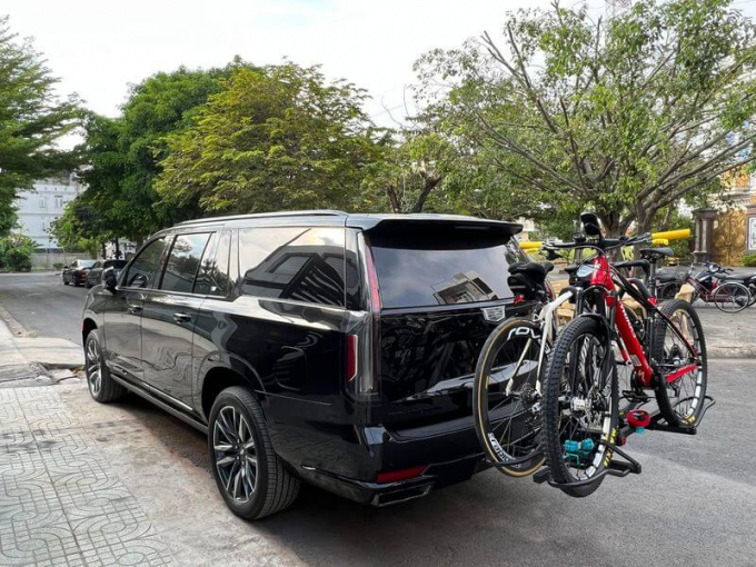 Cadillac Escalade ESV Sport có giá khoảng 10 tỷ đồng được đại gia Hoàng Kim Khánh tậu cách đây không lâu để đi xuyên Việt