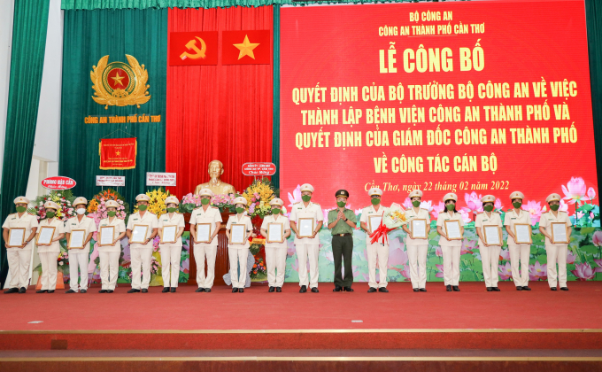 Đại tá Trần Văn Dương - Phó Giám đốc Công an thành phố trao quyết định điều động, bổ nhiệm Ban Giám đốc và chỉ hủy các đơn vị trực thuộc Bệnh viện Công an thành phố.