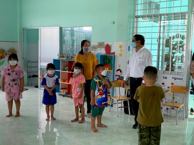Phó Giám đốc Sở GD-ĐT Nguyễn Phương Toàn (áo trắng) thăm lớp tại Trường Mầm non Thạnh Trị huyện Gò Công Tây trong ngày 22/2. Ảnh: Ngọc Lệ.
