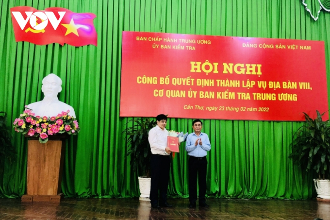 Ông Trần Cầm Tú, Ủy viên Bộ Chính trị, Bí thư Trung ương Đảng, Chủ nhiệm Ủy ban kiểm tra Trung ương trao Quyết định thành lập cho ông Nguyễn Thanh Sơn, Vụ trưởng Vụ Địa bàn VIII. Ảnh: VOV.