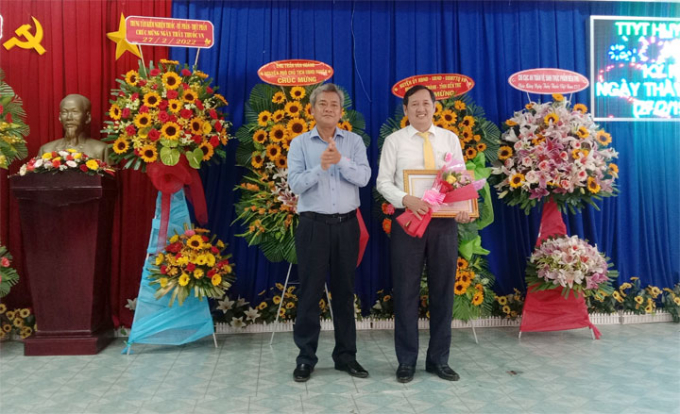 Trung tâm Y tế huyện Châu Thành nhận bằng khen của UBND tỉnh. Ảnh: Hoàng Loan.