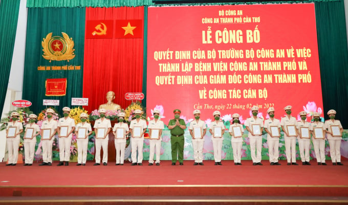 Đại tá Lương Văn Bền - Phó Giám đốc Công an thành phố trao quyết định điều động các y, bác sĩ bệnh viện Công an thành phố.