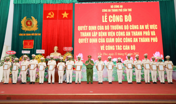 Đại tá Lương Văn Bền - Phó Giám đốc Công an thành phố trao quyết định điều động các y, bác sĩ bệnh viện Công an thành phố.