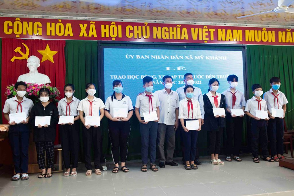 Trao học bổng cho học sinh có hoàn cảnh khó khăn. Ảnh: THANH HÙNG