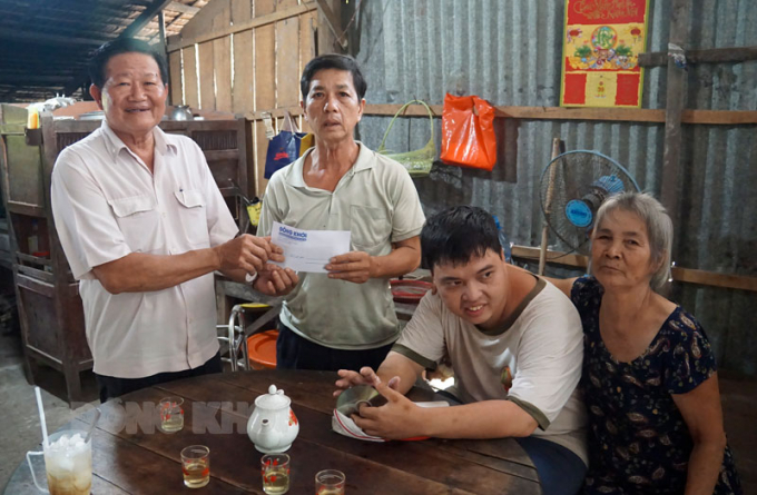 Thăm, tặng quà nạn nhân CĐHH/dioxin tại xã Phong Nẫm, huyện Giồng Trôm.