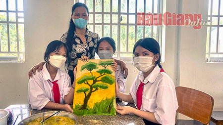 Dưới sự hướng dẫn của cô Nguyễn Thị Thu Sương, các em Linh, Ngân, Anh hoàn thành bức tranh với tiêu đề “Bình Minh”.