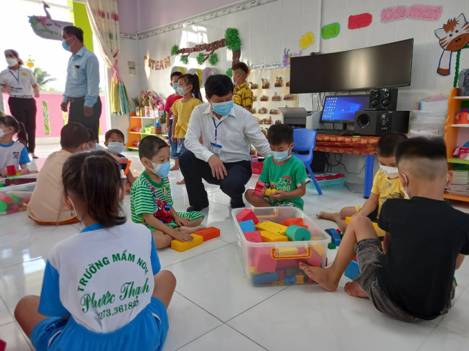 Giám đốc Sở GD-ĐT Lê Quang Trí thăm hỏi trẻ Trường Mầm non Phước Thạnh, TP. Mỹ Tho trong ngày đầu tiên đến trường. Ảnh: T.T