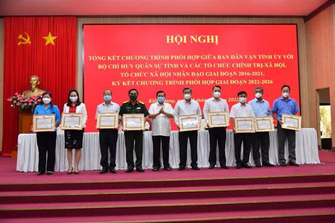 Ông Nguyễn văn Phích, Ủy viên BTV Tỉnh ủy, Trưởng ban Dân vận Tỉnh ủy trao thưởng cho các tập thể đạt thành tích xuất sắc công tác phối hợp giai đoạn 2016 – 2021.