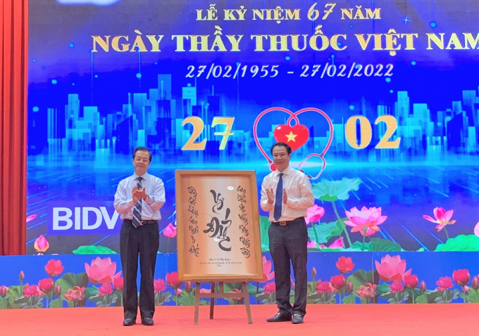 Ông Lê Hồng Quang, Ủy viên Ban Chấp hành Trung ương Đảng, Bí thư Tỉnh ủy tặng bức tranh chúc mừng kỷ niệm 67 năm ngày Thầy thuốc Việt Nam. Ảnh angianggov.