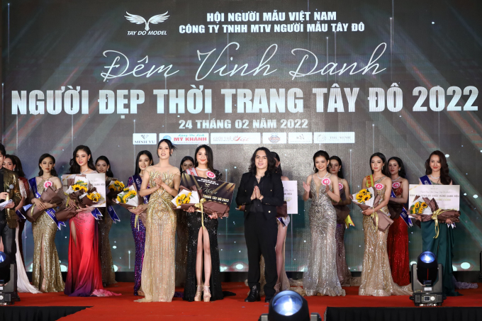 Ban tổ chức trao giải thưởng cho thí sinh Phạm Thị Huyền Trân đạt danh hiệu Á khôi 4.