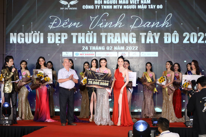 Ban tổ chức trao giải thưởng cho thí sinh Lê Thị Như Ngọc đạt danh hiệu Á khôi 3.