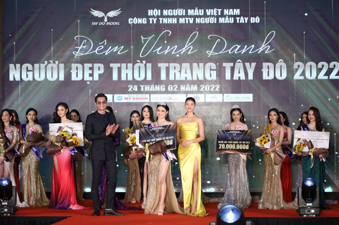 Ban tổ chức trao giải thưởng cho thí sinh Trần Cẩm Ngọc đạt danh hiệu Á khôi 2.