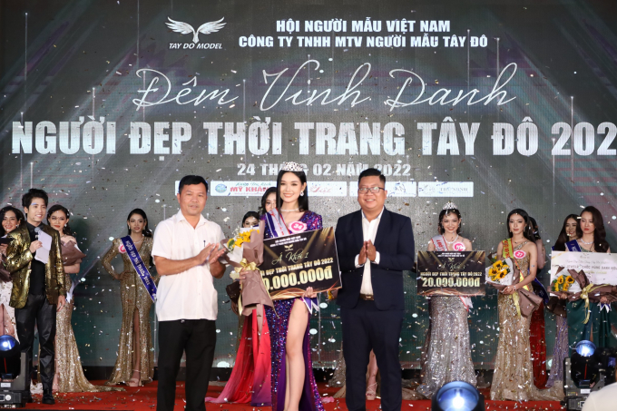 Ban tổ chức trao giải thưởng cho thí sinh Nguyễn Đoàn Hải Yến đạt danh hiệu Á khôi 1.