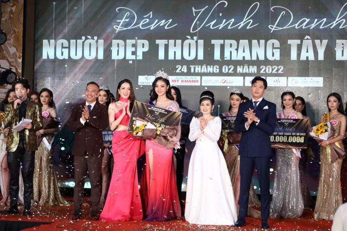 Ban tổ chức trao giải thưởng cho thí sinh Đặng Thị Kim Thoa đăng quang Hoa khôi trong đêm vinh danh