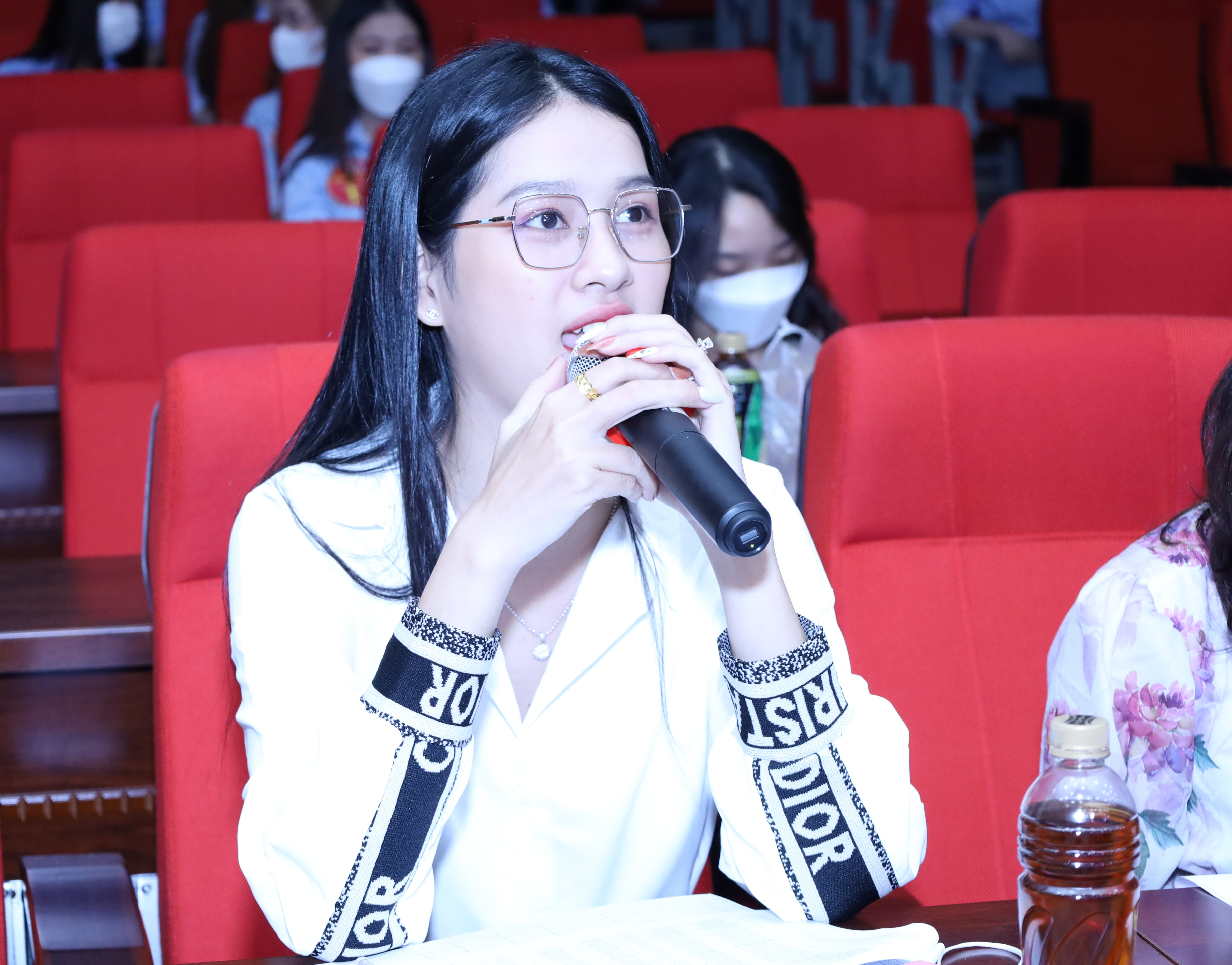 Hoa khôi Lê Thị Tường Vy - Hoa khôi Sinh viên Việt Nam thành viên ban giám khảo đặt câu hỏi cho các thí sinh.