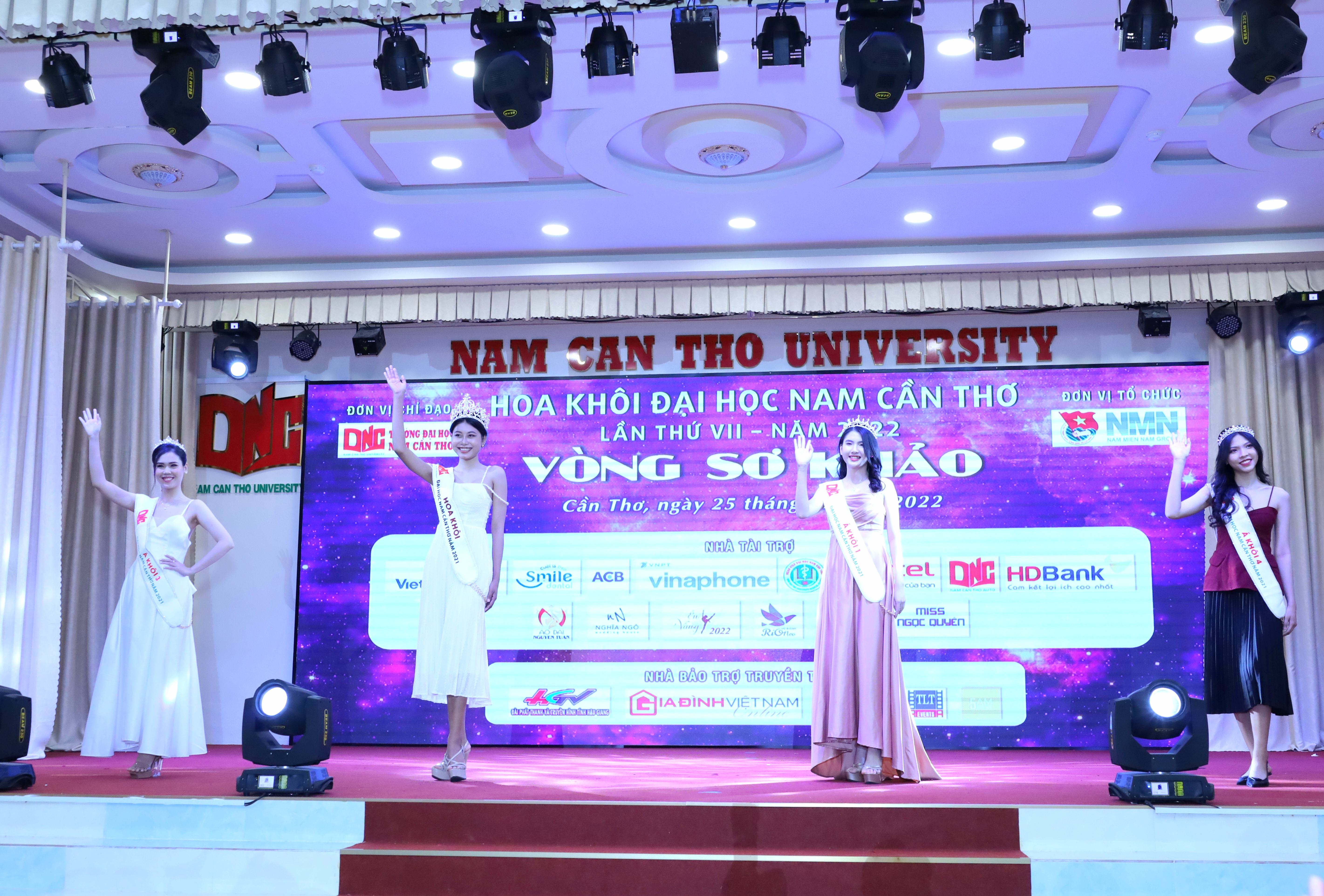 Hoa khôi Thạch Thu Thảo - Hoa khôi Đại học Nam Cần Thơ năm 2021 và các Á khôi biểu diễn cho các thí sinh tham khảo.