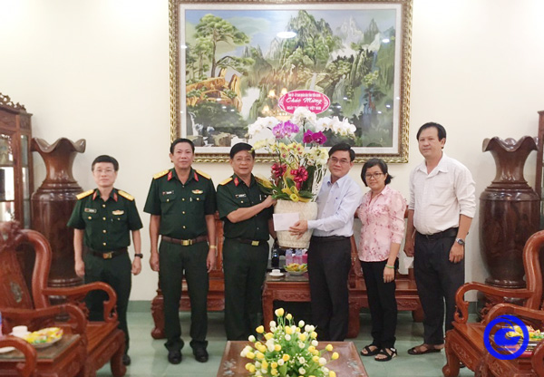 Ông Nguyễn Văn Mười, Phó Chủ tịch UBND tỉnh tặng hoa, chúc mừng Bệnh viện Quân y 120. Ảnh tiengianggov.