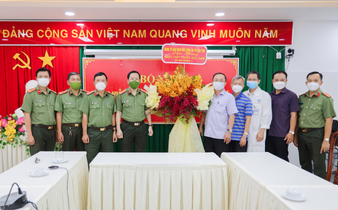 Đại tá Vũ Thành Thức - Phó Giám đốc Công an thành phố thăm, chúc mừng Ngày Thầy thuốc Việt Nam tại Bệnh viện Đa khoa Trung ương Cần Thơ.