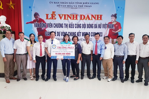 Công ty TNHH Xây dựng Trường Phát trao tặng 50 triệu đồng cho VĐV, Chương Thị Kiều. Ảnh kiengianggov.