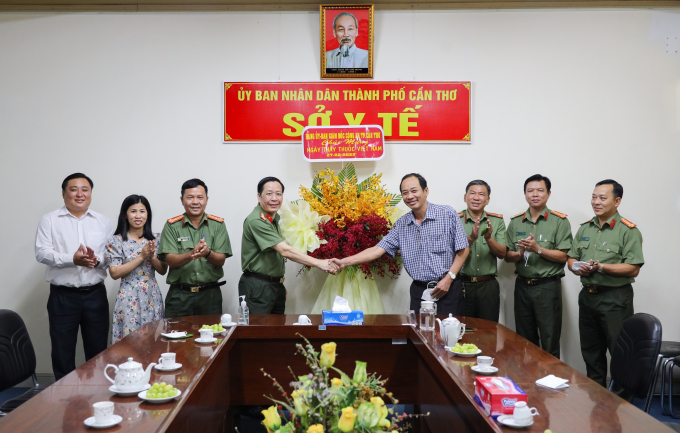 Đại tá Vũ Thành Thức - Phó Giám đốc Công an thành phố thăm, chúc mừng Ngày Thầy thuốc Việt Nam tại Sở Y tế thành phố.